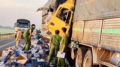 Đâm vào xe tải cùng chiều, 2 người thương vong