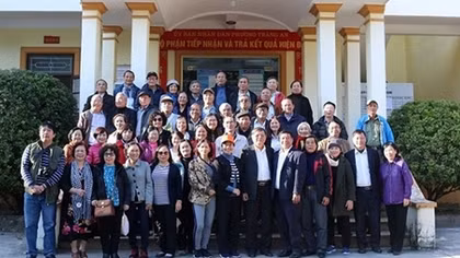 Cựu học sinh miền Nam thăm lại trường xưa