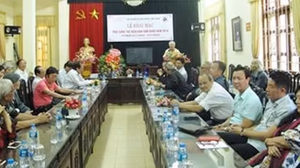 Sân khấu và trại viết của các Hội