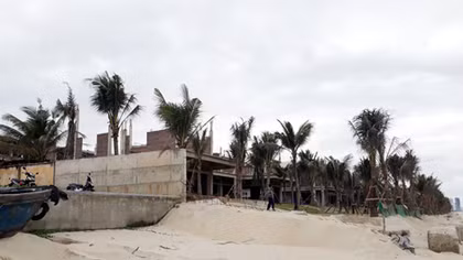 Lấn chiếm bãi biển công cộng để xây biệt thự