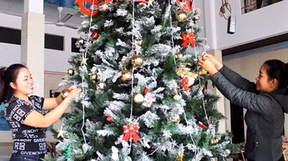 Sôi động các dịch vụ, ông già Noel 'chạy show' dịp Giáng sinh 2019