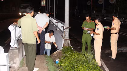 2 thanh niên "bay" lên không trung sau cuộc đua tốc độ