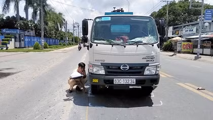 Vừa qua đường vừa bấm điện thoại, một cô gái bị xe bồn tông nhập viện