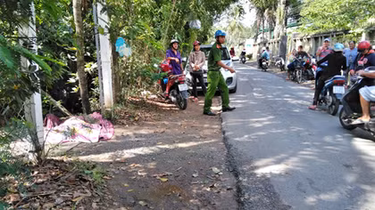 Người đàn ông tử vong trước cổng quán cà phê 