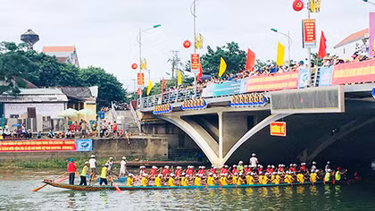 Độc đáo lễ hội đua thuyền mừng Tết Độc lập trên quê hương Đại tướng Võ Nguyên Giáp