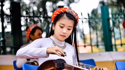 Lớn lên trong điệu đàn đất nước