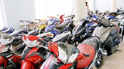 Tạm giữ hình sự hai đối tượng làm giấy tờ giả để tiêu thụ xe máy trộm cắp
