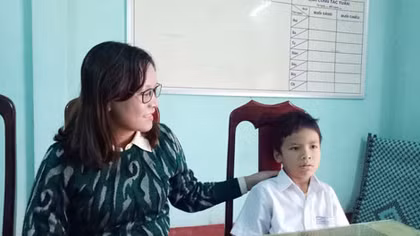 Em Hồ Đăng Khoa trả lại nhẫn vàng cho người đánh rơi
