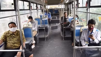 Hà Nội bỏ giãn cách trên phương tiện công cộng từ ngày 8/3