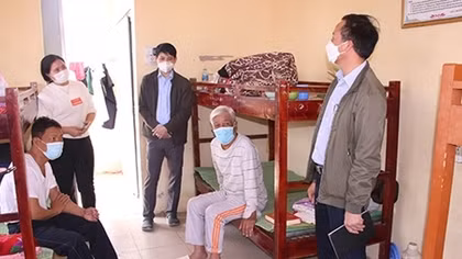 Vất vả chạy thận giữa tâm dịch