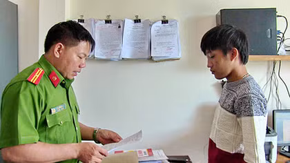 Nghịch điện thoại của bạn chị họ, bé 5 tuổi bị đánh gẫy 2 tay, chấn thương sọ não
