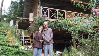 Vợ chồng thi nhân nghe suối chảy giữa rừng thông