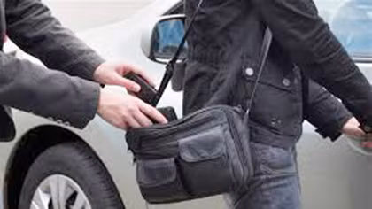 Khởi tố lái xe taxi trộm cắp tài sản người nước ngoài
