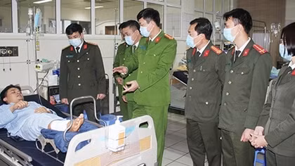 Chiến sĩ Công an quên mình truy bắt tội phạm