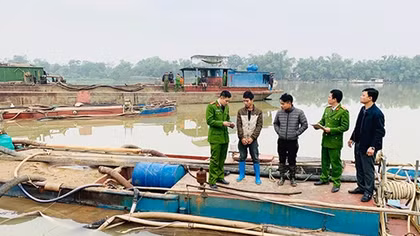 Bắt giữ 2 tàu khai thác cát trái phép trên sông Mã