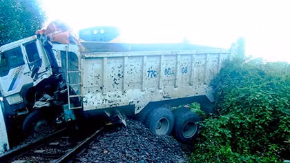  Tài xế xe tải thoát chết sau khi bị tàu hỏa đâm đẩy đi 200m