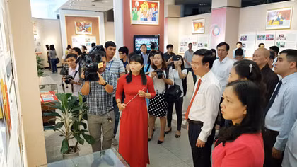 Khai mạc triển lãm “Những tấm gương bình dị mà cao quý”