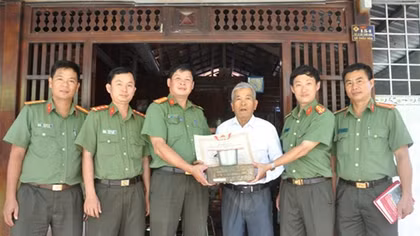 Trang sử hào hùng An ninh Khu VIII