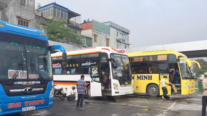 Vì sao doanh nghiệp vận tải “phớt lờ” quyết định thu hồi phù hiệu?