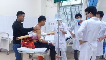 Nam sinh cấp cứu với đoạn gỗ gần 2m xuyên thân người