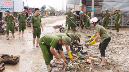 Công an Quảng Bình giúp dân khắc phục hậu quả sau lũ