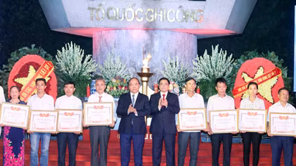 Thủ tướng Nguyễn Xuân Phúc dự lễ trao Bằng Tổ quốc ghi công cho 442 gia đình liệt sĩ