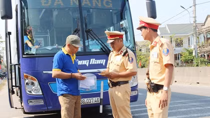Cảnh sát giao thông bám mặt đường đảm bảo giao thông