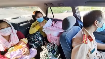 CSGT giúp sản phụ đưa con mới sinh về nhà