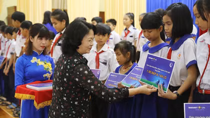 Tặng học bổng "An sinh giáo dục-xe đạp đến trường" cho trẻ em hiếu học tại An Giang