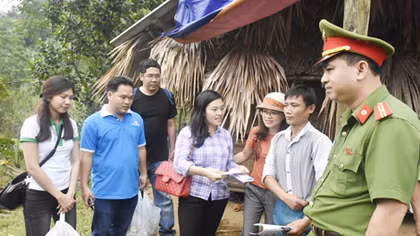 Công an Thanh Hóa phối hợp trao quà trên 1,2 tỉ đồng cho nhân dân thiệt hại do mưa lũ