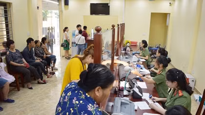 Bắt đối tượng truy nã và làm giả con dấu, tài liệu