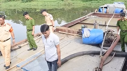 “Cát tặc” rút ruột dòng sông thơ mộng xứ Huế
