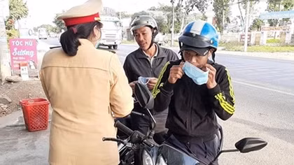 Công an Đắk Lắk cấp phát miễn phí hàng nghìn khẩu trang cho người dân