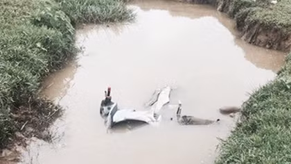 Thi thể gười đàn ông cùng xe máy nằm dưới mương