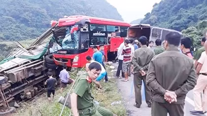 Tạm giữ lái xe khách gây tai nạn ở Hoà Bình