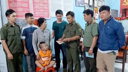 Trao trả bé trai 26 tháng tuổi bị lạc về cho người thân