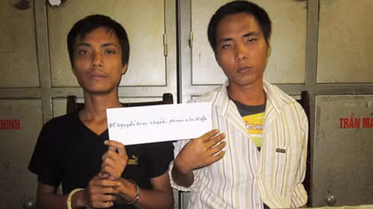 2 tên cướp đâm ngực phụ nữ, cướp tài sản