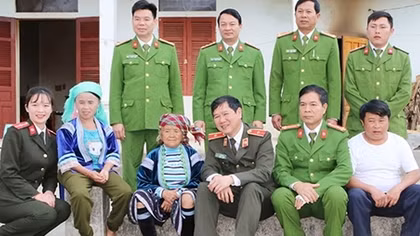 Tên các anh đã tạc vào đá núi!