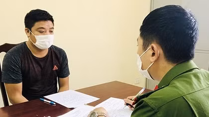 Say rượu nhổ cột sắt "chọc" bị thương người đi đường