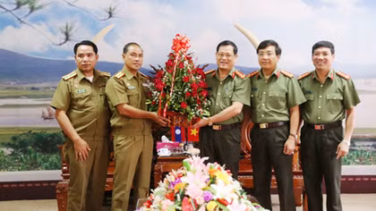 Công an tỉnh Bôlykhămxay chúc mừng Công an Nghệ An nhân dịp Quốc khánh