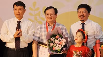 Nhà văn Nguyễn Nhật Ánh đoạt giải “Hiệp sĩ Dế Mèn”