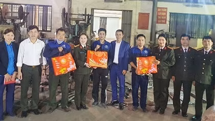 Đến tận xưởng trao quà Tết tặng người lao động 