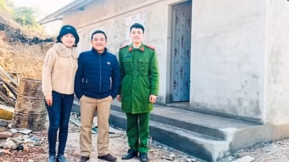 Vợ chồng trẻ hiến đất xây trụ sở và nhà ở cho cán bộ, chiến sĩ Công an xã