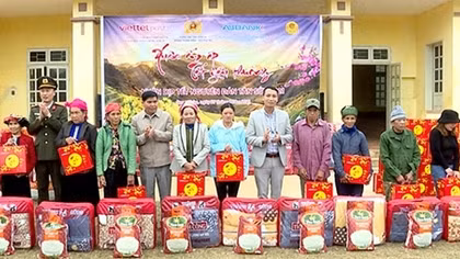 Trao 100 suất quà Tết cho người dân xã Song Khủa