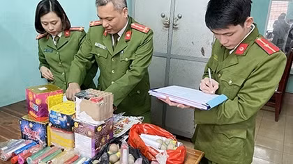 Người dân tự giác giao nộp 20kg pháo và 9 khẩu súng