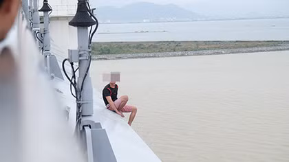 Nam thanh niên lên thành cầu la hét rồi nhảy sông tự tử