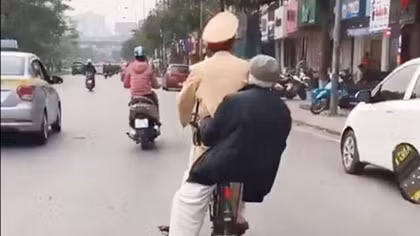Xúc động hình ảnh chiến sĩ CSGT đạp xe chở cụ già bị lẫn về nhà