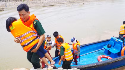 Bộ đội biên phòng Đồ Sơn cứu 6 người gặp nạn trên biển