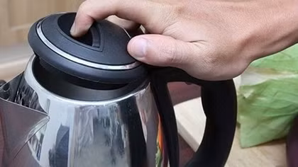 Người phụ nữ bị điện giật tử vong khi đun nước tắm cho con