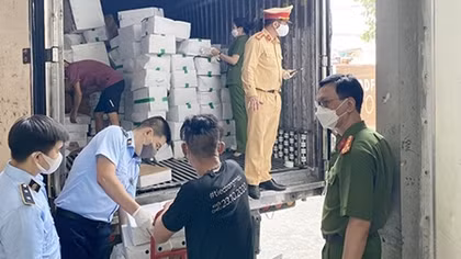 Tạm giữ hơn 13 tấn thực phẩm không rõ nguồn gốc xuất xứ